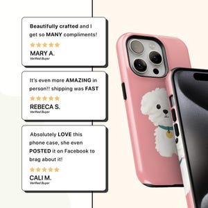 K&ouml;nnte beinhalten: Rosa Handyh&uuml;lle mit einer Illustration eines wei&szlig;en Bichon Frise-Hundes, mit blauem Halsband und goldenem Anh&auml;nger. Das Bild zeigt die H&uuml;lle mit einem Telefon darin und eine zweite H&uuml;lle. Kundenbewertungen werden in wei&szlig;en K&auml;sten angezeigt.