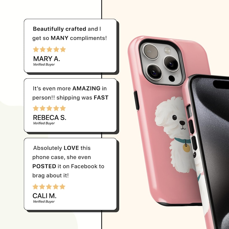 K&ouml;nnte beinhalten: Rosa Handyh&uuml;lle mit einer Illustration eines wei&szlig;en Bichon Frise-Hundes, mit blauem Halsband und goldenem Anh&auml;nger. Das Bild zeigt die H&uuml;lle mit einem Telefon darin und eine zweite H&uuml;lle. Kundenbewertungen werden in wei&szlig;en K&auml;sten angezeigt.