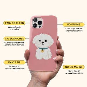 K&ouml;nnte beinhalten: Rosa Handyh&uuml;lle mit einem wei&szlig;en Cartoon-Hund, der ein blaues Halsband und ein goldenes Namensschild tr&auml;gt. Auf der H&uuml;lle steht "EASY TO CLEAN", "NO FADING", "NO SCRATCHES", "EXACT FIT" und "NO OIL MARKS".