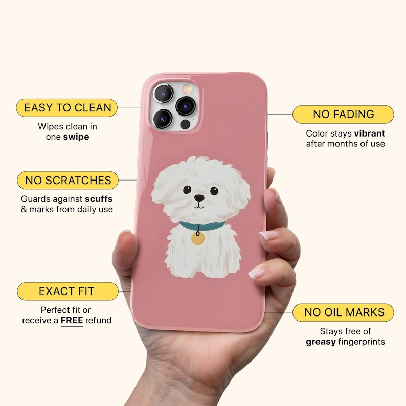 K&ouml;nnte beinhalten: Rosa Handyh&uuml;lle mit einem wei&szlig;en Cartoon-Hund, der ein blaues Halsband und ein goldenes Namensschild tr&auml;gt. Auf der H&uuml;lle steht "EASY TO CLEAN", "NO FADING", "NO SCRATCHES", "EXACT FIT" und "NO OIL MARKS".