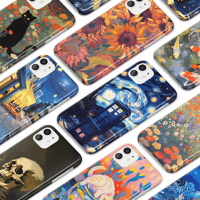 K&ouml;nnte beinhalten: Eine Sammlung von Handyh&uuml;llen mit verschiedenen Designs. Die H&uuml;llen zeigen Bilder von Sonnenblumen, einer schwarzen Katze, Koi-Fischen, einem Totenkopf, einer Katze und einer blauen Telefonzelle vor einem Sternenhimmel. Gl&auml;nzende Oberfl&auml;che.