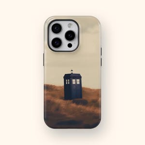 Etui na iPhone'a z motywem TARDIS z filmu Doktor Who, niebieska budka policyjna na wiejskim polu, etui na iPhone'a 14 13 12 Mini XR 7 8, prezent dla artystów, Whovian, etui Glow Co.