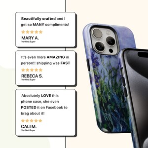 Może przedstawiać: Etui na telefon z niebieskim i zielonym wzorem kwiatowym. Etui jest przeznaczone do iPhone'a i ma wystający obiektyw aparatu. Etui jest pokazane z czarnym telefonem w środku.