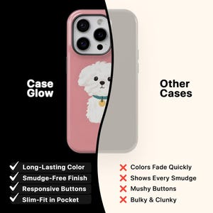 K&ouml;nnte beinhalten: Rosa Handyh&uuml;lle mit einer Illustration eines wei&szlig;en Hundes, blauem Halsband und goldenem Anh&auml;nger. Der Text "Case Glow" ist sichtbar. Die H&uuml;lle wird neben einer grauen H&uuml;lle gezeigt. Merkmale sind langlebige Farbe und schmutzfreie Oberfl&auml;che.