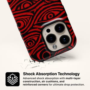 Puede incluir: Una funda de tel&eacute;fono negra y roja con un patr&oacute;n similar a un ojo. La funda tiene un acabado brillante y presenta un recorte para la c&aacute;mara. La imagen tambi&eacute;n incluye el texto "Shock Absorption Technology" y detalles sobre las caracter&iacute;sticas de protecci&oacute;n de la funda.
