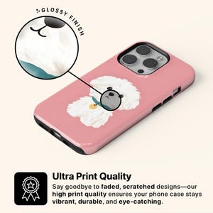 K&ouml;nnte beinhalten: Rosa Handyh&uuml;lle mit einer Cartoon-Illustration eines wei&szlig;en Hundes mit blauem Halsband und goldenem Anh&auml;nger. Die H&uuml;lle hat ein gl&auml;nzendes Finish und den Text "Ultra Print Quality". Die Handyh&uuml;lle ist lebendig, langlebig und auff&auml;llig.
