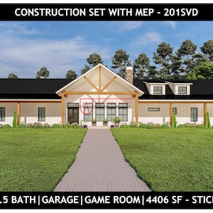 Könnte beinhalten: Architektonische Darstellung eines weißen Bauernhauses mit schwarzem Dach, langer Veranda und Steinkamin. Das Haus hat mehrere Fenster und ist von einem grünen Rasen umgeben. Der Text oben lautet "CONSTRUCTION SET WITH MEP - 201SVD". Der Text unten lautet "6 BED | 4.5 BATH | GARAGE | GAME ROOM | 4406 SF - STICK FRAME".