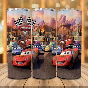 Puede incluir: Un vaso personalizado rojo y negro con un diseño de bandera a cuadros y el texto "Name". El vaso presenta una escena de la película Cars con Rayo McQueen y otros personajes.