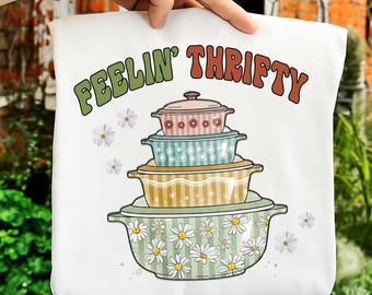 Png vintage de "Sintiéndome ahorrativo", Png de abuela, Png de mamá de granja, Diseño digital para amantes de las tiendas de segunda mano, Diseño de sublimación retro de compras de segunda mano