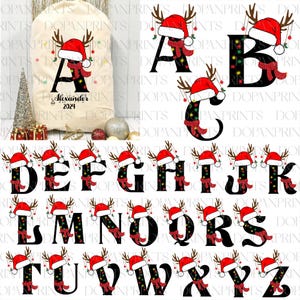 Könnte beinhalten: Eine Sammlung von Buchstaben des Alphabets im Weihnachtsstil, die jeweils mit einem Weihnachtsmannhut, Rentiergeweih und einem festlichen Schal verziert sind. Die Buchstaben sind schwarz mit Lichterketten. Eine personalisierte Geschenktüte mit dem Buchstaben "A" und dem Namen "Alexander 2024" ist ebenfalls abgebildet.