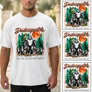 Può includere: T-shirt bianco con grafica "Dadasquatch", raffigurante un gorilla, una luna rossa e alberi. Il design include il testo "LIKE A DAD. JUST WAY MORE SQUATCHY".