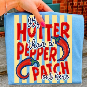 Det är hetare än en pepparlapp PNG, randig sommar PNG, rolig design, sydstats PNG, chiliälskare PNG sarkastiska skjortor PNG, digital nedladdning
