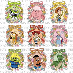 Può includere: Nove illustrazioni colorate di personaggi di Toy Story in cornici ovali con perle e decorazioni floreali. I personaggi includono Woody, Buzz Lightyear, Jessie, Rex, Slinky Dog, Hamm, Bo Peep, Mr. Potato Head e l'alieno.