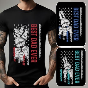 Può includere: Maglietta nera con un designo di bandiera americana rosso, bianco e blu. La bandiera ha le parole "Best Dad Ever" e diversi nomi. I nomi sono circondati da pugni.