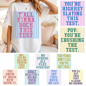 Peut inclure: T-shirt blanc avec l'inscription "Y'ALL FINNA ROCK THIS TEST" en rayures roses et bleues. D'autres graphiques avec des phrases comme "YOU'RE HIGHKEY SLAYING THIS TEST" et "POV: YOU'RE CRUSHING THE TEST" sont également visibles.