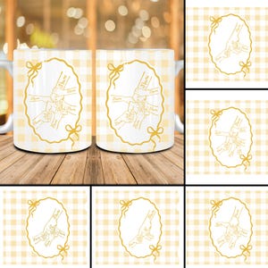 以下が含まれることがあります： 白のセラミックマグ。黄と白のギンガムチェック柄。マグには、手を繋いでいる手の絵が描かれた金の楕円形のフレームがあり、手には「I love」の文字が書かれています。金の弓がフレームの上部と下部にあります。