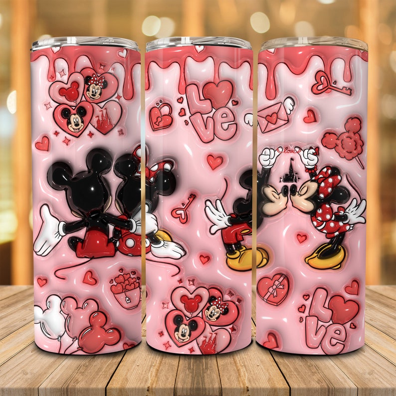 Puede incluir: Un vaso rosa y blanco con tem&aacute;tica de San Valent&iacute;n con Mickey y Minnie Mouse. El vaso tiene un glaseado rosa que gotea y presenta corazones, llaves y la palabra "love".