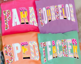 Paquete de PNG florales para maestras con estilo preppy, diseño de camiseta para maestra de educación especial, PNG de regreso a clases, letras de patchwork retro para profesiones escolares.