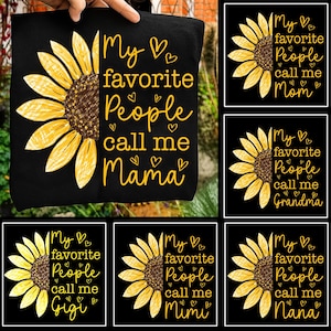 Puede incluir: Camiseta negra con un gran girasol amarillo y el texto "My favorite People call me Mama" en escritura amarilla. Otros diseños incluyen "Mom", "Grandma", "Gigi", "Mimi" y "Nana".