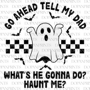Puede incluir: Ilustración de un fantasma blanco con el texto "Go Ahead Tell My Dad" y "What's He Gonna Do? Haunt Me?" rodeado de murciélagos negros y un patrón de cuadros blancos y negros, ideal para Halloween.
