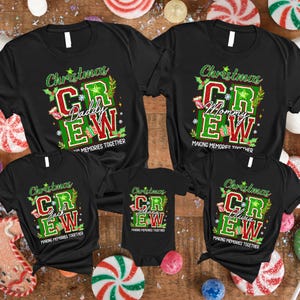 Puede incluir: Camisetas negras de la familia "Christmas Crew" y un body para bebé. Cada camiseta tiene un diseño rojo y verde con el texto "Christmas Crew" y el nombre de un miembro de la familia. Dulces navideños alrededor.