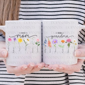 Puede incluir: Dos tazas de cer&aacute;mica blanca con asas. La taza de la izquierda tiene el texto "First Mom" y la taza de la derecha tiene el texto "Now Grandma". Ambas tazas tienen una l&iacute;nea de flores con nombres escritos debajo de cada flor.