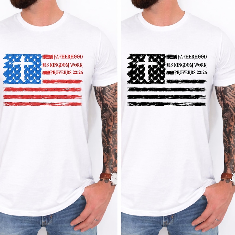 K&ouml;nnte beinhalten: Zwei wei&szlig;e T-Shirts mit einem Flaggen-Design. Eines hat eine rot-wei&szlig;-blaue Flagge mit einem Kreuz und dem Text "FATHERHOOD IS KINGDOM WORK PROVERBS 22:26." Das andere hat eine schwarz-wei&szlig;e Flagge mit dem gleichen Text.