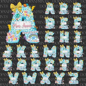 Puede incluir: Un conjunto de letras coloridas y estampadas, cada una adornada con un lazo amarillo. Las letras son de color azul claro con un patr&oacute;n blanco y azul. La letra "A" incluye el texto "Mrs. Annie", "You're Enough", "You're Amazing" y "Let's Learn Today".
