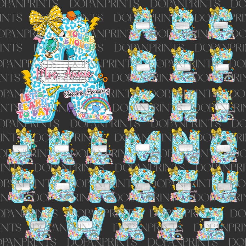 Puede incluir: Un conjunto de letras coloridas y estampadas, cada una adornada con un lazo amarillo. Las letras son de color azul claro con un patr&oacute;n blanco y azul. La letra "A" incluye el texto "Mrs. Annie", "You're Enough", "You're Amazing" y "Let's Learn Today".