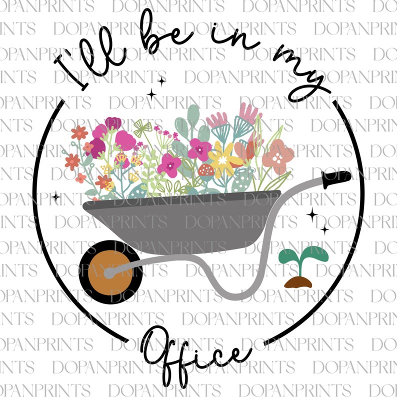 Pu&ograve; includere: Un cerchio bianco con un contorno nero contiene una carriola grigia piena di fiori colorati. Il testo "I'll be in my office" &egrave; scritto in corsivo nero sopra la carriola.