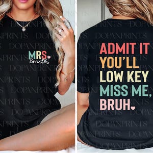 以下が含まれることがあります： レトロなグラフィックデザインが施された黒いTシャツ2枚。最初のTシャツには、カラフルなフォントで「Mrs. Smith」とハートマークが書かれています。2枚目のTシャツには、カラフルなフォントで「認める、君はひそかに俺のことを恋しくなるだろう、ブラザー」とハートマークが書かれています。