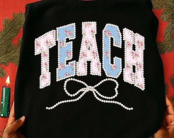 Coqueta de profesora con perlas sintéticas PNG, Sublimación de enseñanza floral rosa retro, Escuela preppy femenina PNG, Doodle de enseñanza retro PNG, Grandmillennial Png