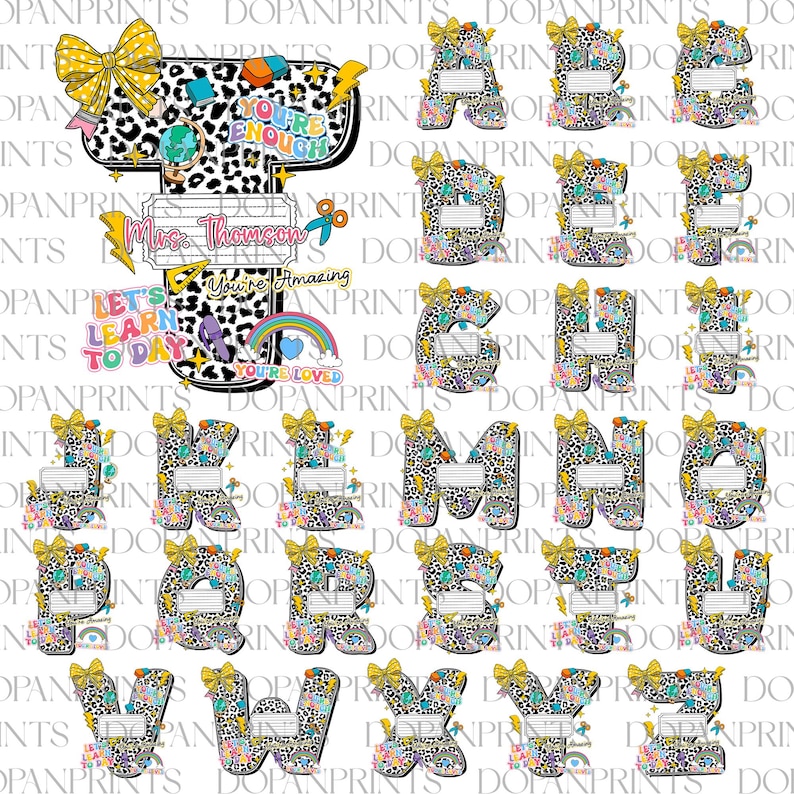 Puede incluir: Un conjunto de letras del alfabeto decorativas con un estampado de leopardo, lazos y gr&aacute;ficos escolares. Cada letra tiene espacio para personalizaci&oacute;n. La imagen incluye el texto "Mrs. Thomson", "Let's Learn Today" y "You're Amazing".