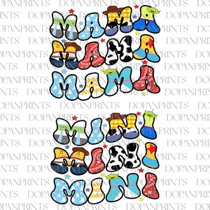Op de afbeelding: Een kleurrijk grafisch ontwerp met de woorden "Mama" en "Mini" in een herhalend patroon. De letters zijn versierd met personages uit de Toy Story-filmfranchise, waaronder Woody, Buzz Lightyear en Alien.