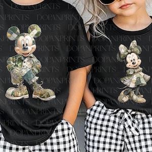 Peut inclure: Deux t-shirts noirs avec Mickey et Minnie Mouse vêtus de tenues de style camouflage. Mickey porte une veste, un pantalon et des chaussures, tandis que Minnie a une robe, un nœud et des chaussures. Les chemises sont associées à des shorts à carreaux noirs et blancs.