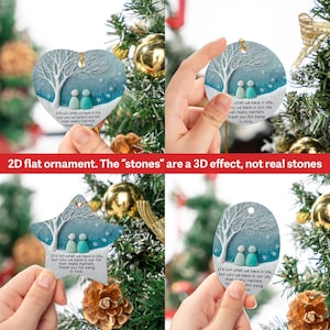 Puede incluir: Cuatro adornos navideños en forma de corazón, círculo, estrella y óvalo. Cada adorno presenta una escena invernal con un árbol, dos figuras y texto. Los adornos se muestran contra un árbol de Navidad decorado.