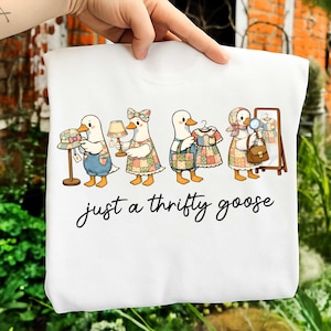 Ganso ahorrativo PNG, Ganso abuela PNG, Camiseta divertida y divertida de segunda mano PNG, Coquette ahorrando dinero en compras de segunda mano, Patwork Cottagecore
