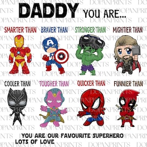 Può includere: Un design digitale stampabile per un biglietto di auguri per la festa del papà a tema supereroi. Il biglietto presenta una varietà di personaggi di supereroi, tra cui Iron Man, Capitan America, Hulk, Thor, Pantera Nera, Visione, Spiderman e Deadpool. Il testo sul biglietto dice "Papà, tu sei... Più intelligente di, Più coraggioso di, Più forte di, Più potente di, Più figo di, Più resistente di, Più veloce di, Più divertente di. Sei il nostro supereroe preferito. Tanto amore."