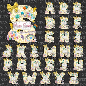 Puede incluir: Un conjunto de letras del alfabeto, cada una adornada con un lazo amarillo, gr&aacute;ficos escolares y las frases &laquo;You're Amazing&raquo; y &laquo;You're Loved&raquo;. Las letras est&aacute;n sobre un fondo negro.