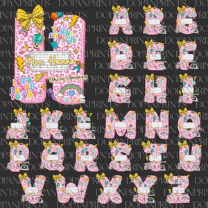 Puede incluir: Letras estampadas en rosa y blanco con lazos amarillos, con ilustraciones escolares. La imagen incluye el alfabeto, con una letra "H" grande con el nombre "Mrs. Hanna" y frases como "Let's Learn Today".