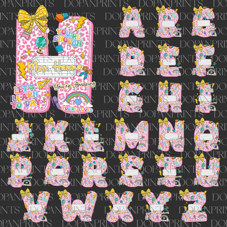 Puede incluir: Letras estampadas en rosa y blanco con lazos amarillos, con ilustraciones escolares. La imagen incluye el alfabeto, con una letra "H" grande con el nombre "Mrs. Hanna" y frases como "Let's Learn Today".