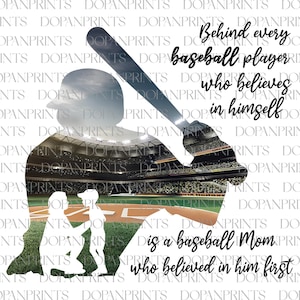 Puede incluir: Una silueta blanca de un jugador de béisbol sosteniendo un bate con un campo de béisbol en el fondo. El texto "Behind every baseball player who believes in himself is a baseball Mom who believed in him first" está escrito en negro.