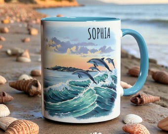 Aangepaste naam dolfijnmok, 11oz oceaankoffiekop, gepersonaliseerd dolfijncadeau, mok zeeleven, schattige zeedierenbeker, strandliefhebber aanwezig