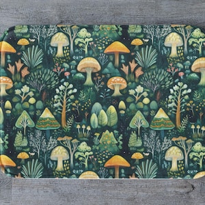 Puede incluir: Una alfombra de baño verde con un patrón repetido de setas amarillas y naranjas, árboles verdes y otros elementos del bosque.