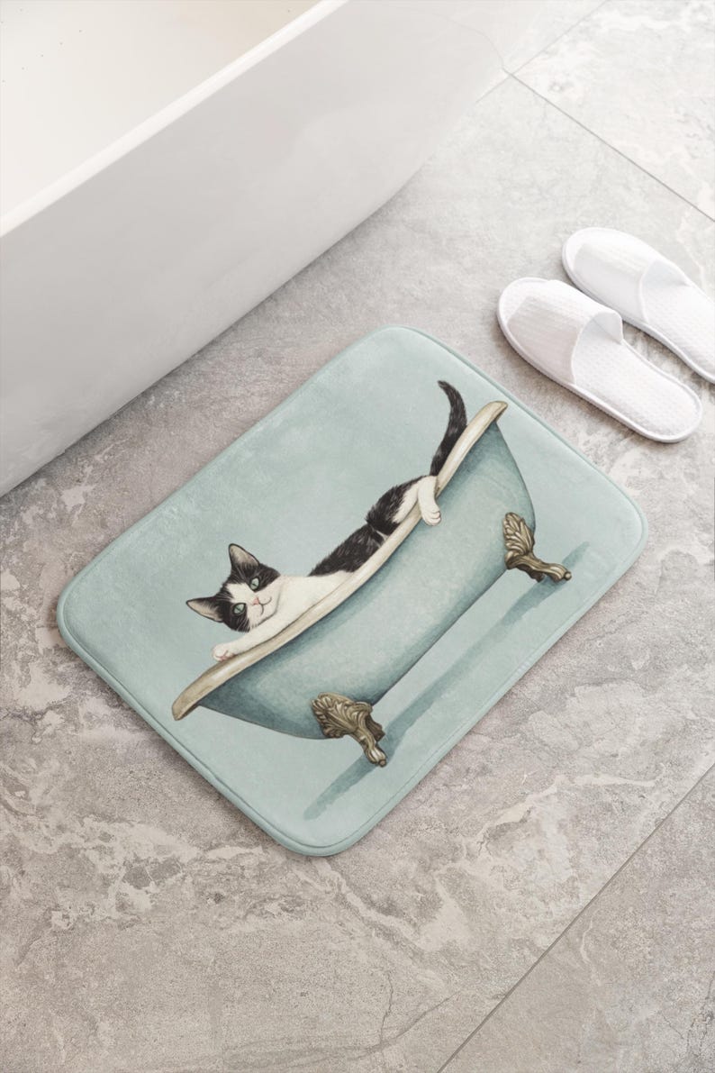 Peut inclure: Un tapis de bain bleu et blanc avec un chat noir et blanc dans une baignoire. Le chat regarde l'appareil photo.