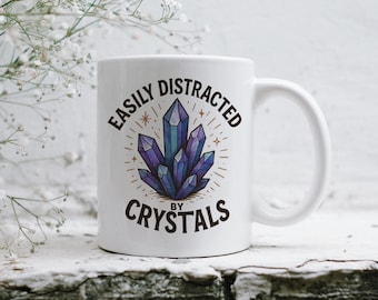 Taza "Fácilmente Distraído por los Cristales", Regalo Divertido para Amantes de los Cristales, Taza de Café Mágica, Taza de Sanación Espiritual de Cerámica de 325 ml, Taza de Cristal