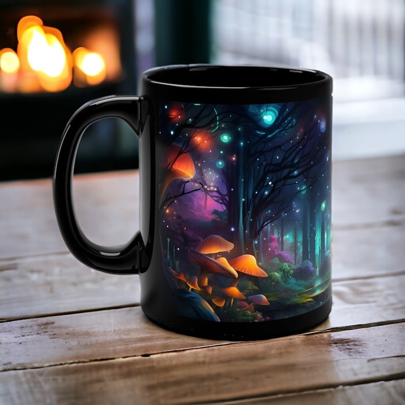 K&ouml;nnte beinhalten: Schwarze Keramiktasse mit einer farbenfrohen Illustration eines magischen Waldes mit leuchtenden B&auml;umen und Pilzen. Die Waldszene ist voller lebendiger Farben und filigraner Details.