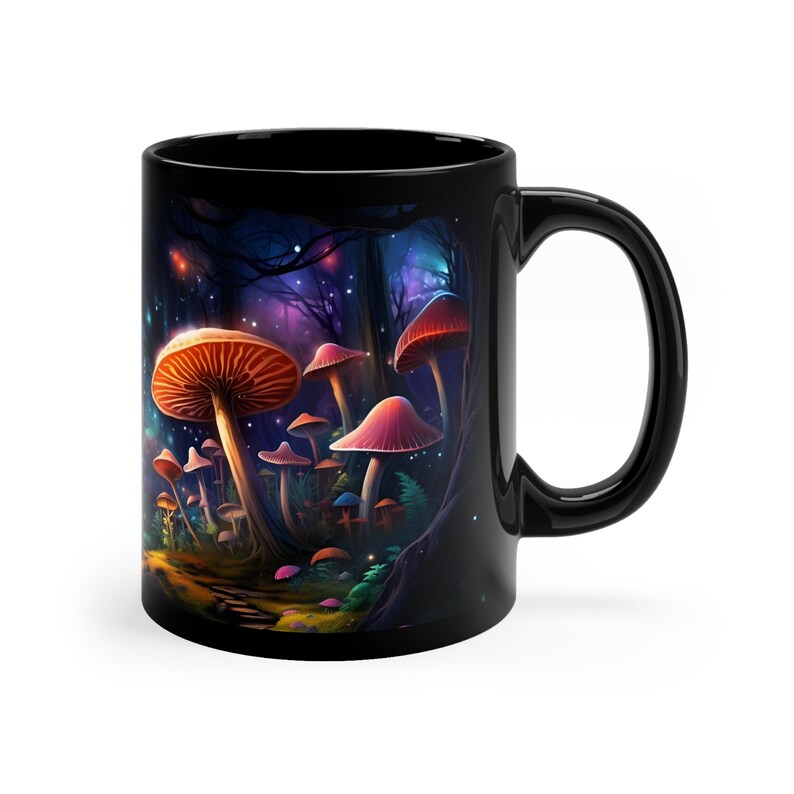 Mystische Pilzwald Tasse, Psychedelische Natur Kaffeetasse, Fantasy Schwarz Keramiktasse, Magische Waldpilze Kunst, 11oz Tasse für Träumer Bild 4