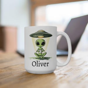 Caneca personalizada com tema alienígena, caneca de cerâmica para café extraterrestre de 325ml ou 445ml, caneca com nome personalizado, presente para quem acredita em alienígenas, presente para fãs de OVNIs, presente para amantes do espaço. imagem 4