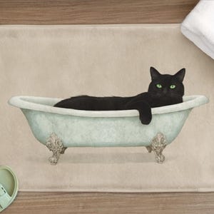 Può includere: Un tappetino da bagno con un gatto nero con occhi verdi che si rilassa in una vasca da bagno in stile vintage. La vasca è azzurra con piedini decorati. Un asciugamano bianco è sul tappetino e sono visibili un paio di sandali verdi.
